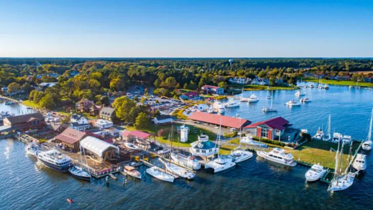 A Maryland Waterfront Town Where Narrow Lanes and Soft Bay Light Feel Lifted from a Painter’s Sketchbook