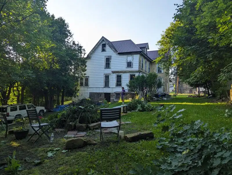 A Museum Scene That Punches Above Its Weight