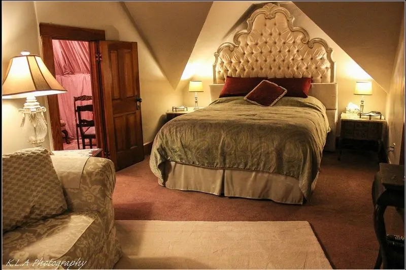 Victorian rooms with fireplaces and Jacuzzi tubs