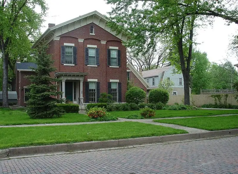 A Blend of Small-Town Charm, Livability & Slow Travel Pace