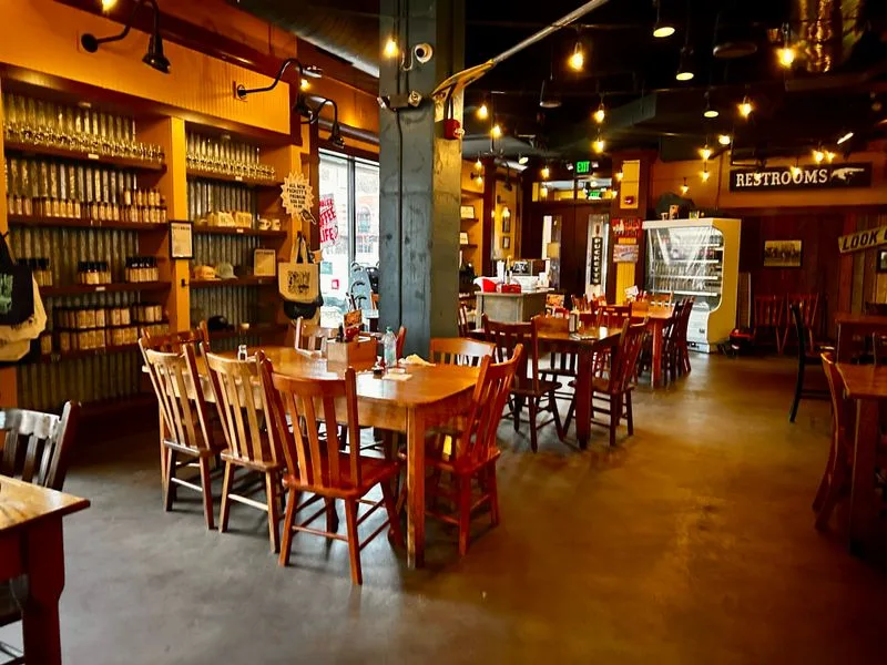 Puckett&rsquo;s Grocery & Restaurant