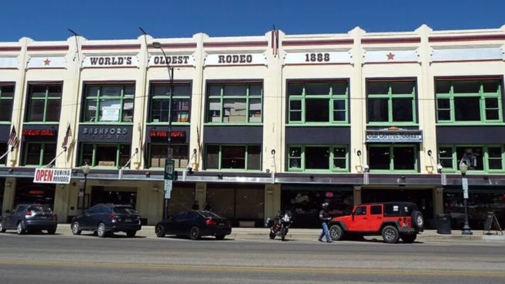 Arizona has a high-country town where historic plazas, glowing evening lights, and cool winter air shape a relaxed holiday visit