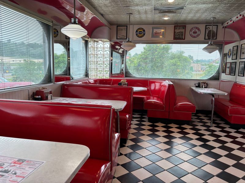 DJ&rsquo;s 50&rsquo;s & 60&rsquo;s Diner (Fairmont, West Virginia)