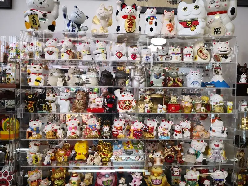 Design details: paws, coins, and craftsmanship up close