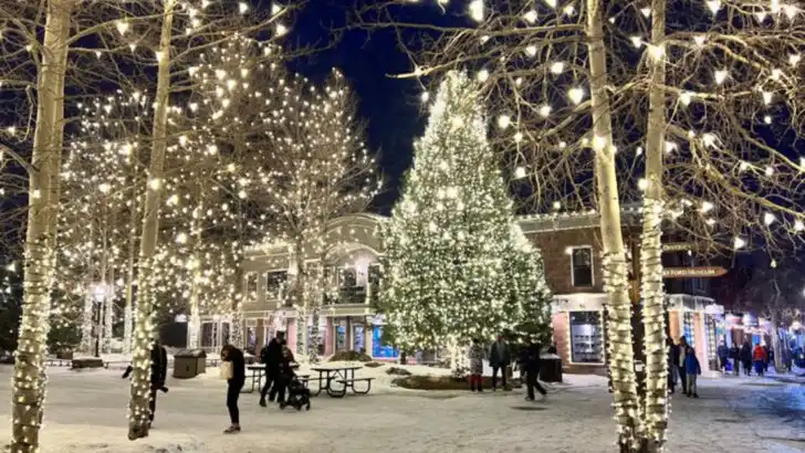 Colorado has a mountain town where lit-up streets, decorated shopfronts, and quiet snowy evenings shape an easy early-holiday getaway