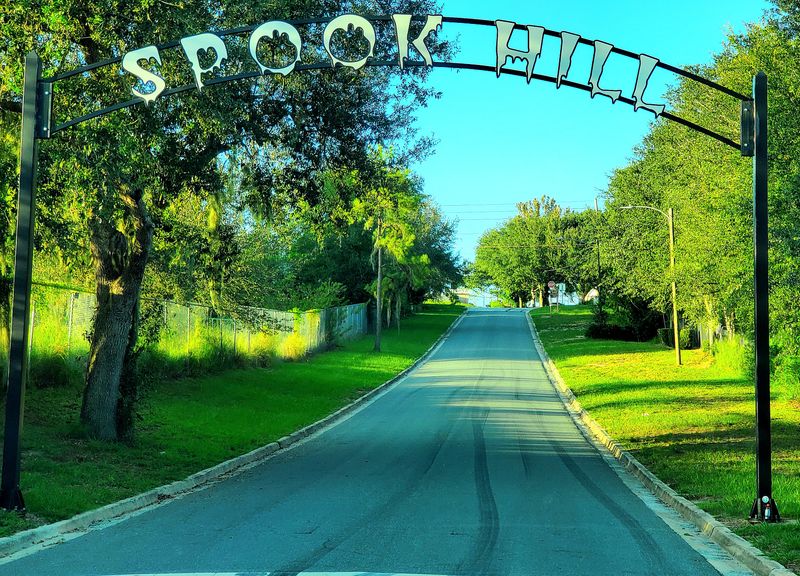 Spook Hill (Lake Wales) — the gravity-hill optical trick
