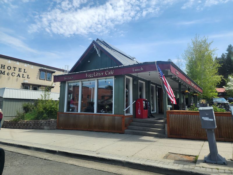 Fireside Caf&eacute;s and Local Hot Chocolate Spots
