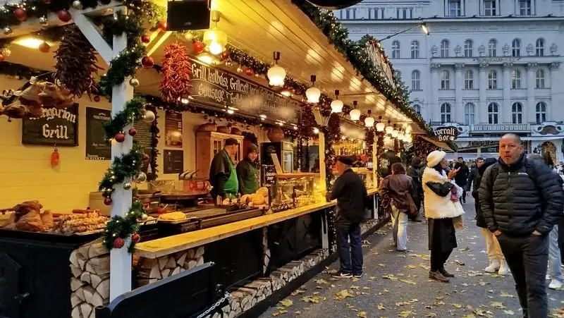 V&ouml;r&ouml;smarty Square Christmas Fair