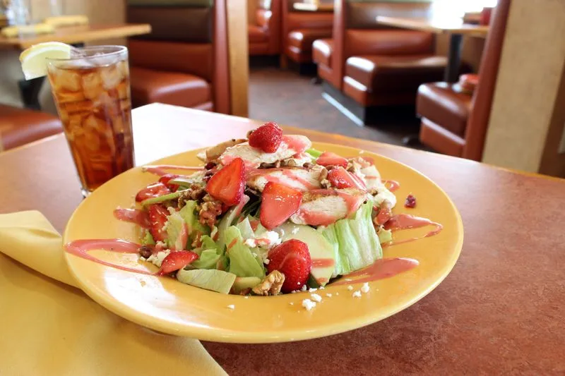 Simple plates that ground the menu