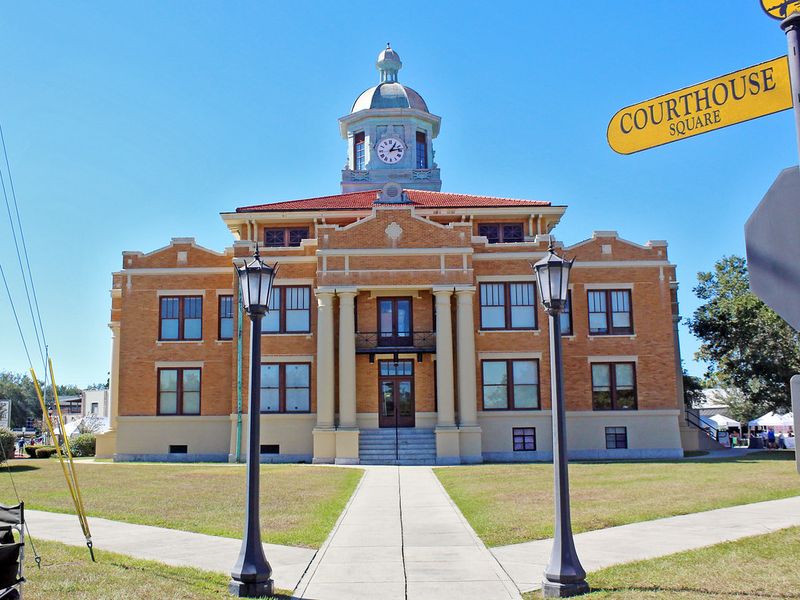 Inverness, Florida &mdash; Lakes, courthouse, and rail-trail ease