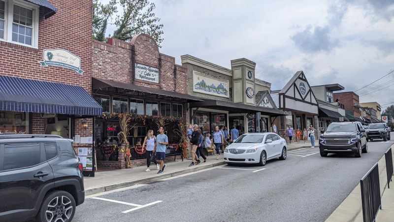 Boutiques and Mountain Markets