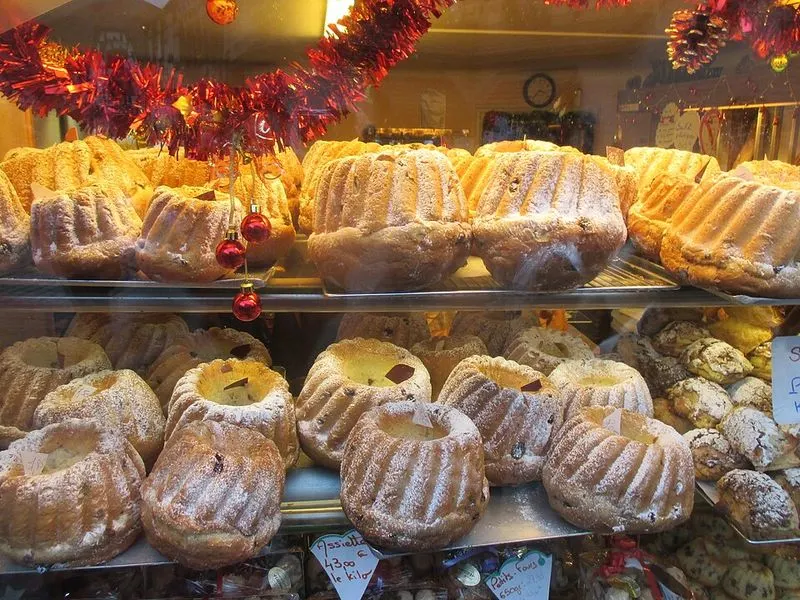 Local p&acirc;tisserie travel cakes