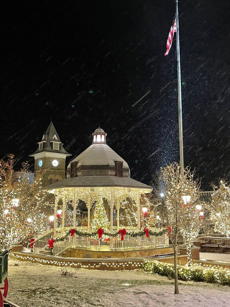 Snow Quiet, Festival Bright