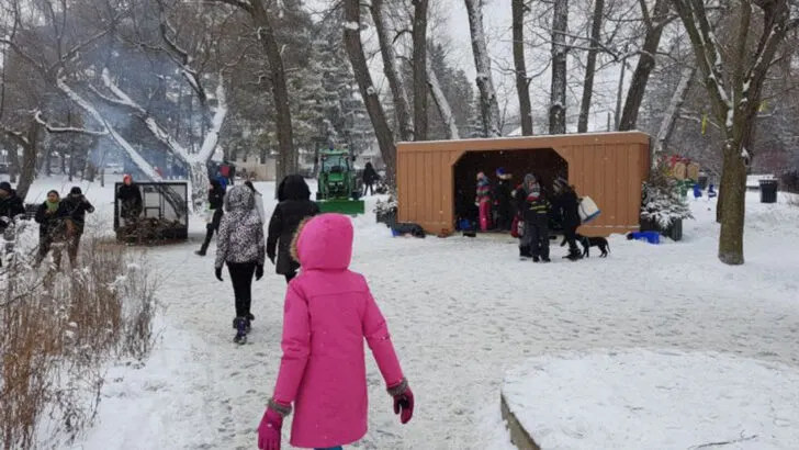 Georgia’s Riverside Town Near Savannah Offers Mild Weather, Festive Displays, and a Walkable Historic District Ideal for Early-Winter Getaways