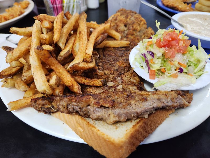 Mary&rsquo;s Caf&eacute;, Strawn