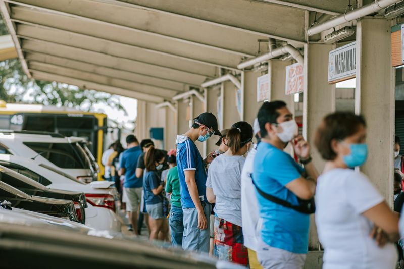 How They Line Up or Navigate Crowds