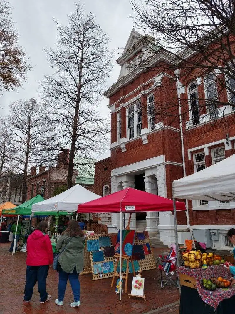 Food Trucks and Picnic Spots