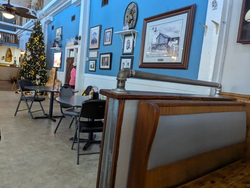 Sunday Crowd, Weekday Comfort