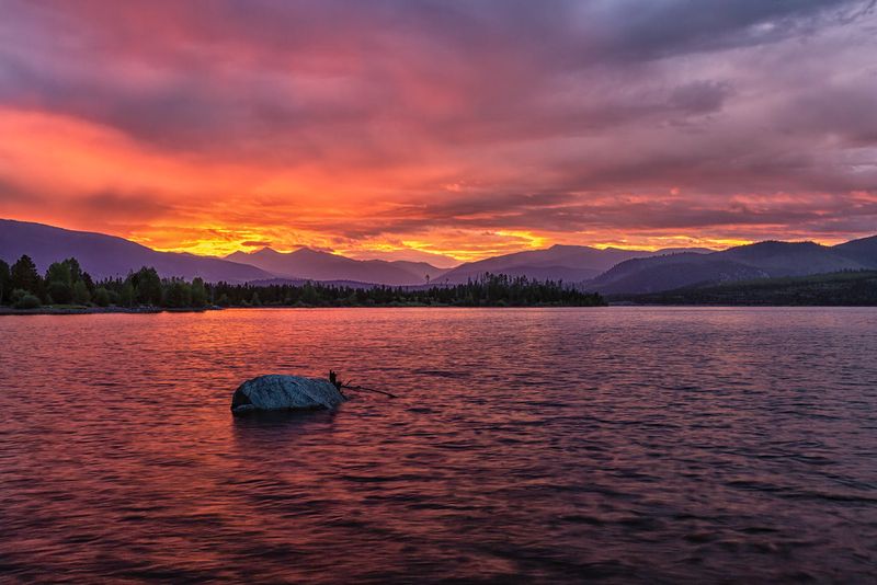Dillon & Silverthorne: Lakeside Lights and Crisp Air