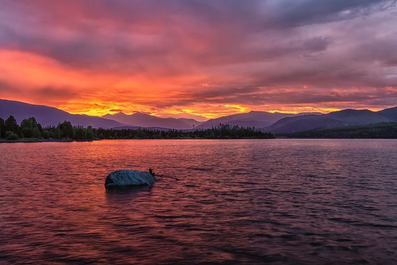 Dillon & Silverthorne: Lakeside Lights and Crisp Air