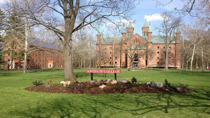 In the hills east of Cincinnati is an Ohio town with winter cafés, art shops, and a walkable district that fills a slow, easy weekend