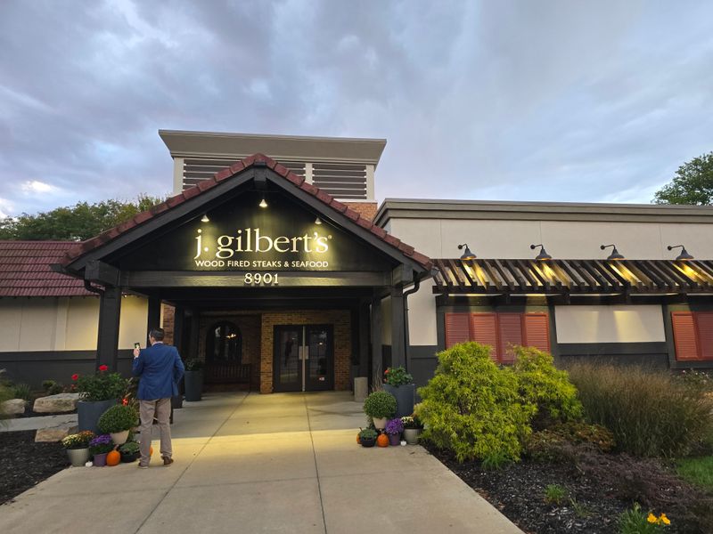 Kansas &ndash; J. Gilbert&rsquo;s Wood-Fired Steaks & Seafood (Overland Park)