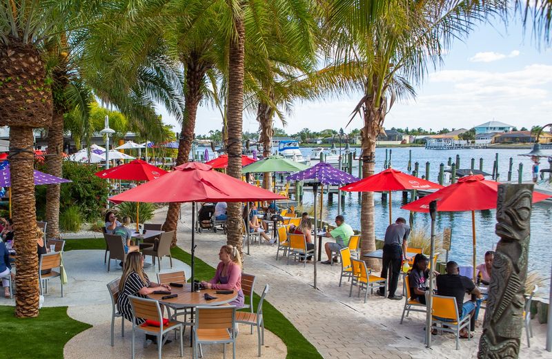 Circles Waterfront Restaurant &ndash; Apollo Beach