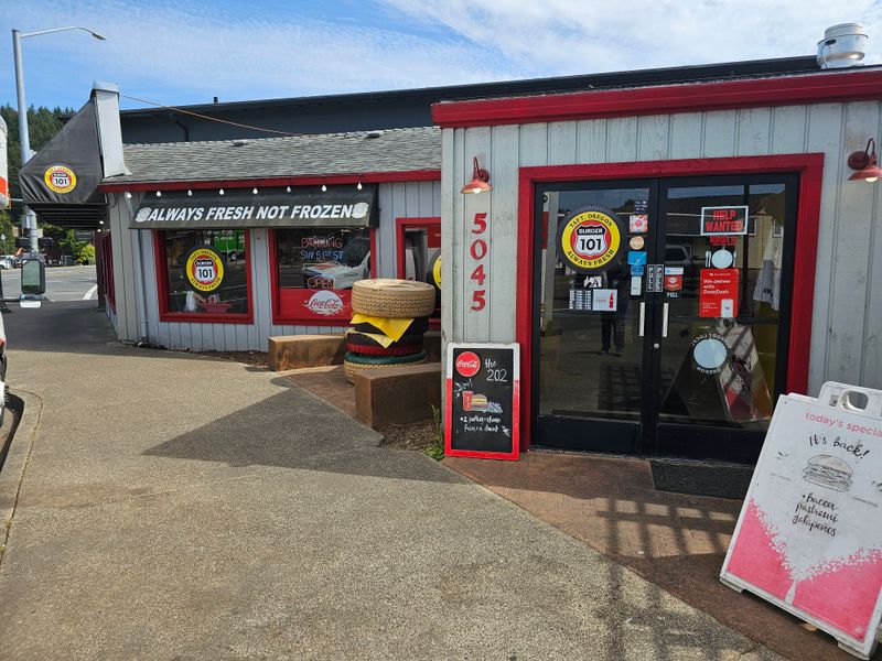 Highway 101 Burger &mdash; Lincoln City, OR