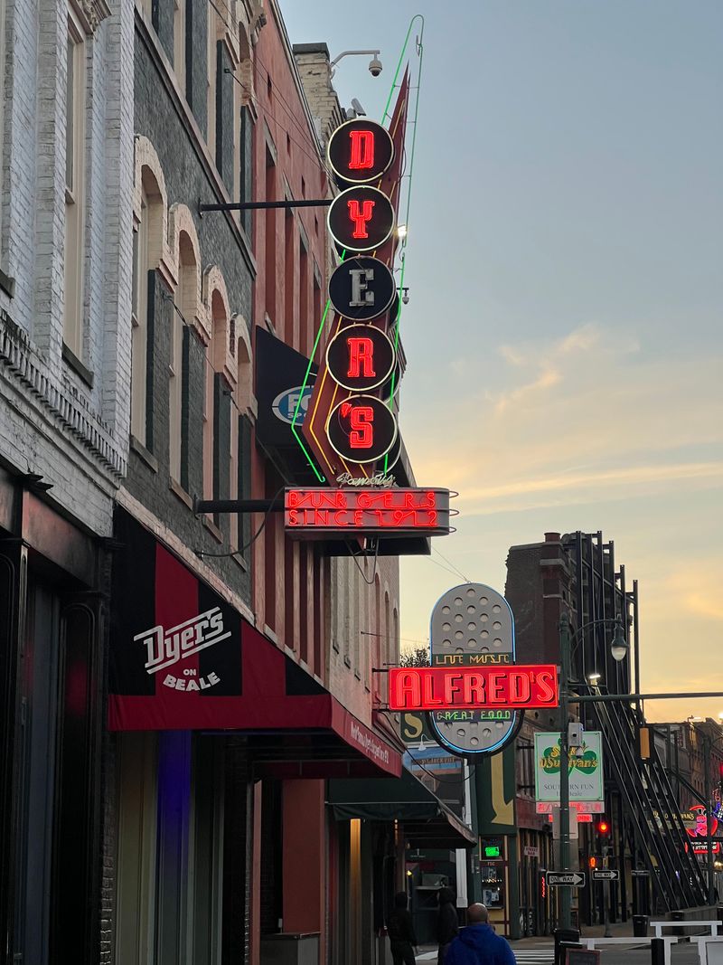 Dyer&rsquo;s Famous Hamburgers