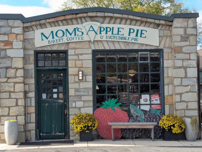 Mom's Apple Pie Bakery- Leesburg