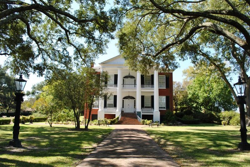 Natchez, Mississippi — Antebellum homes and slow river time