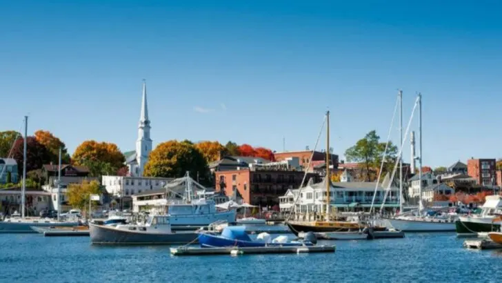 Maine has a coastal town where winter decorations, harbor walks, and small holiday events create a peaceful early-season stay