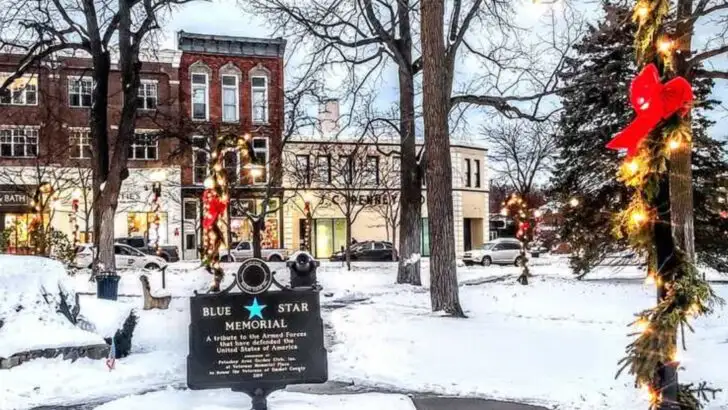 Michigan has a harbor town where winter markets, bundled-up boardwalk walks, and cheerful decorations shape an easy early-holiday trip