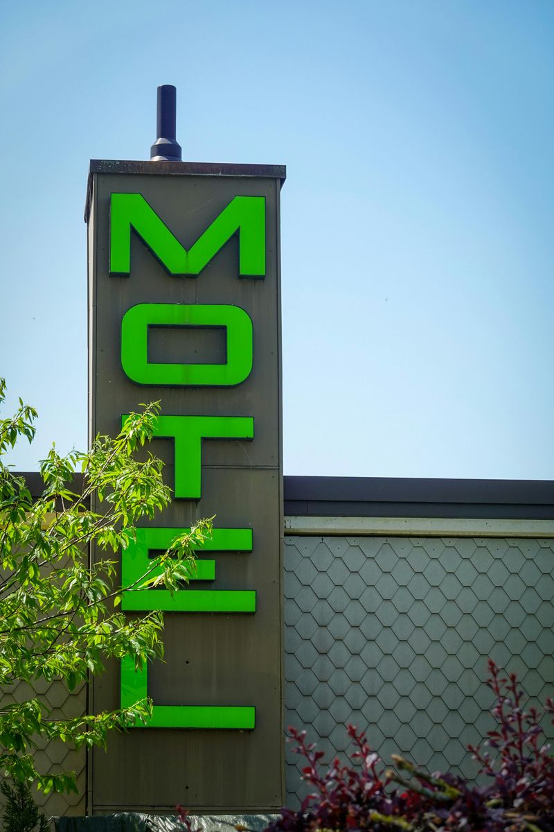 Stopping at random motels without reservations