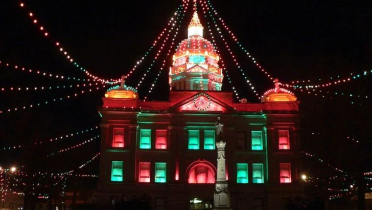 Nebraska has a prairie town where holiday concerts, warm diners, and decorated main-street windows shape a cozy seasonal visit