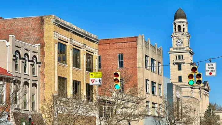 Ohio has a riverfront town where holiday lights, old bookstores, and decorated brick streets shape a calm December weekend