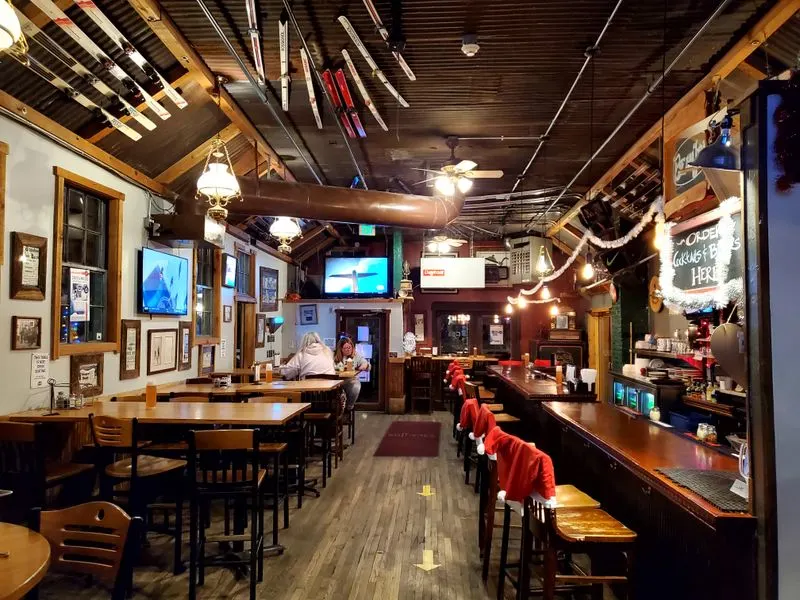 Ambiance: miner town warmth and family energy