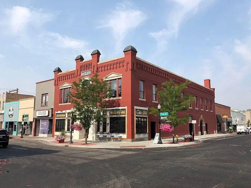 Thriving Local Economy & Job Market