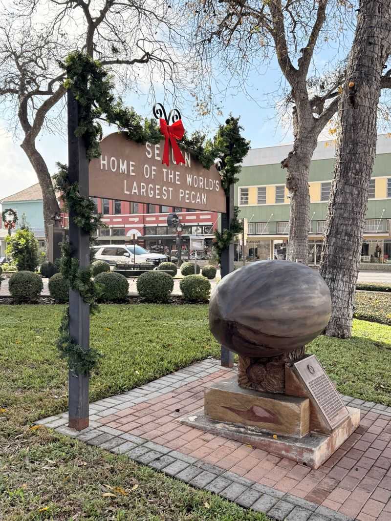 World&rsquo;s Largest Pecan, Seguin