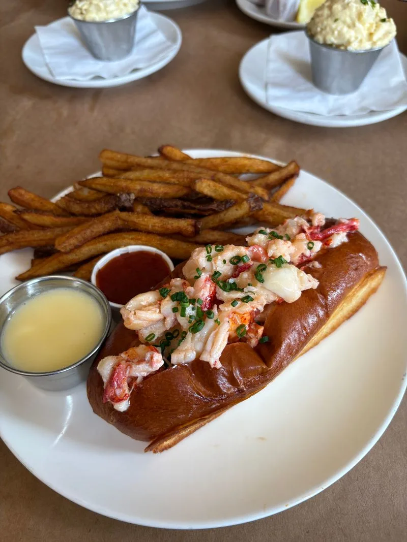 Lobster Roll: Maine Classic vs Connecticut Style