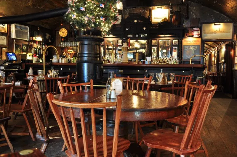 Local Dining: Fresh Seafood and Farm-to-Table Fare