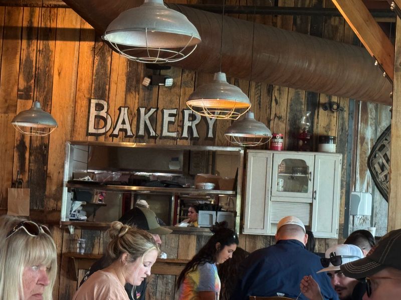 Food and Reset Spots: Keeping Energy High Between Stores