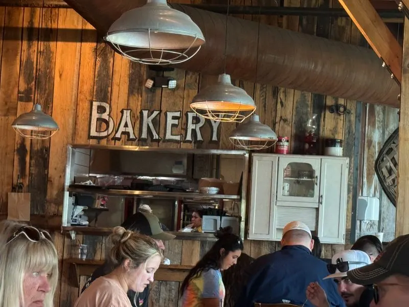 Food and Reset Spots: Keeping Energy High Between Stores