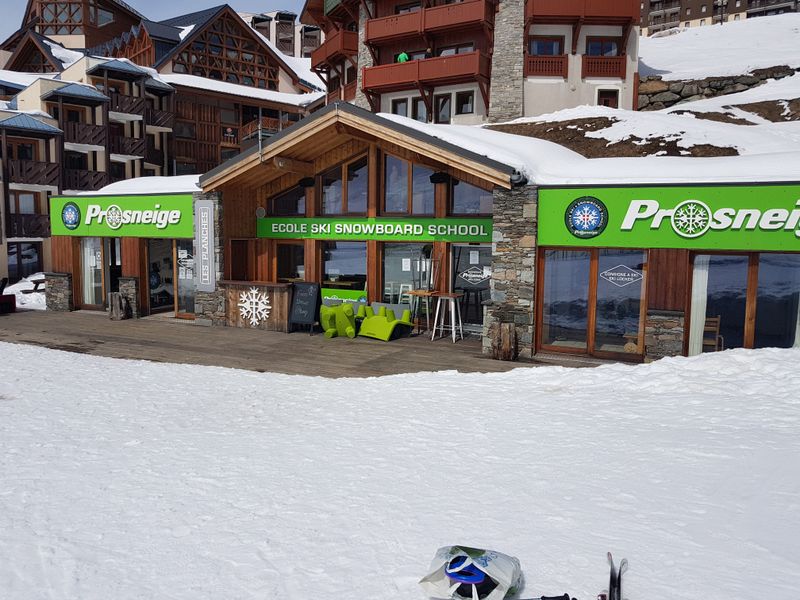 Beginner Friendly Zones and Ski Schools