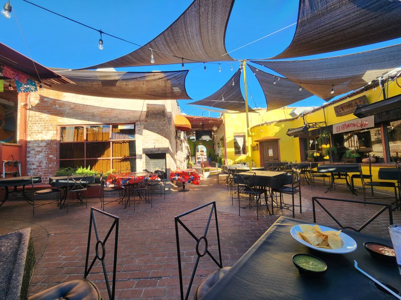 Vibe, Decor, and Dining Experience