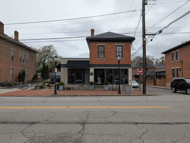 Plan your visit: contact, access, and neighborhood stroll