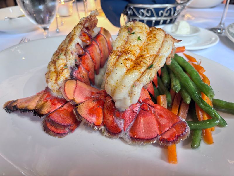 Leo's Seafood Restaurant & Bar &mdash; Grand Rapids, Michigan