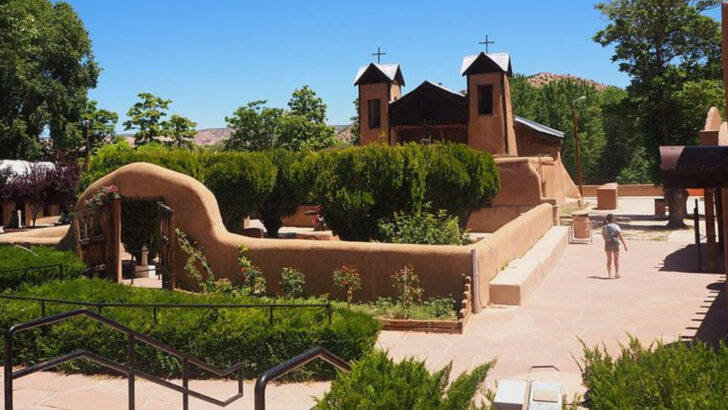 The New Mexico Adobe Village Where Old Traditions Quietly Shape the Season