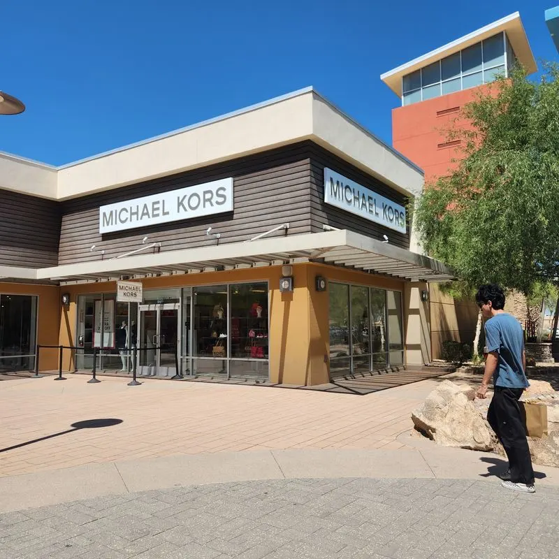 Smart Arrival: Parking, Hours, and First Stops