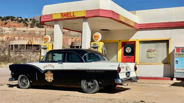 This Arizona ghost town is filled with hundreds of remarkably preserved vintage cars